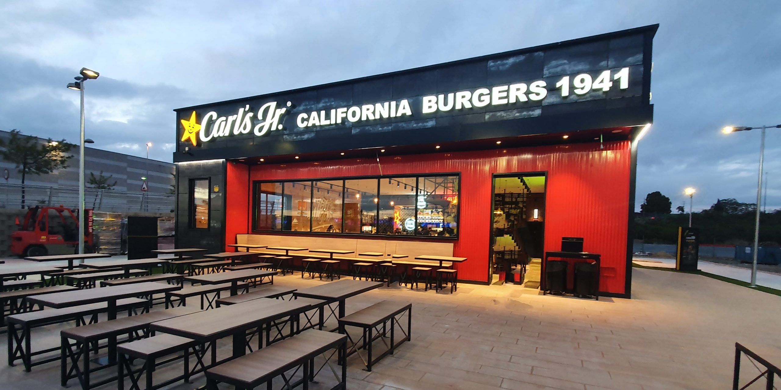 Mobequipa «viste» el nuevo restaurante Carl´s Jr. de Cádiz